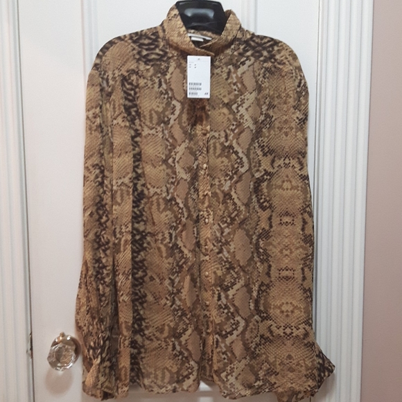2 for 30! 🛍️ NWT snakeskin button up blouse